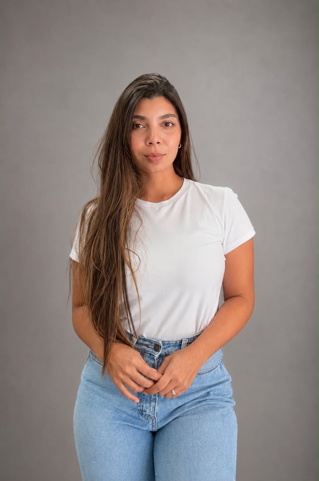 Jéssica, proprietária e especialista da Patrona Barbearia, em pose confiante