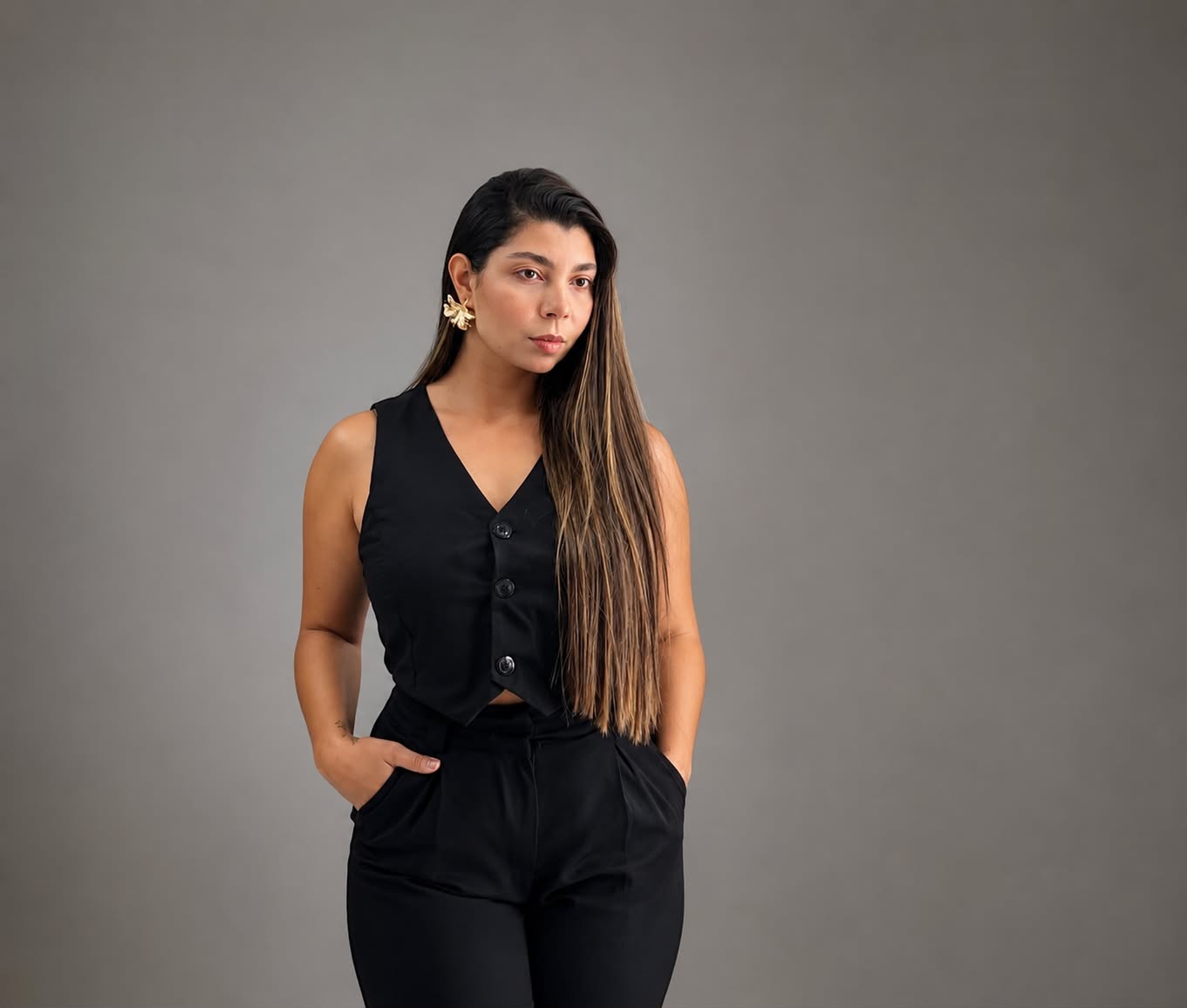 Jéssica, proprietária e especialista da Patrona Barbearia, em pose confiante